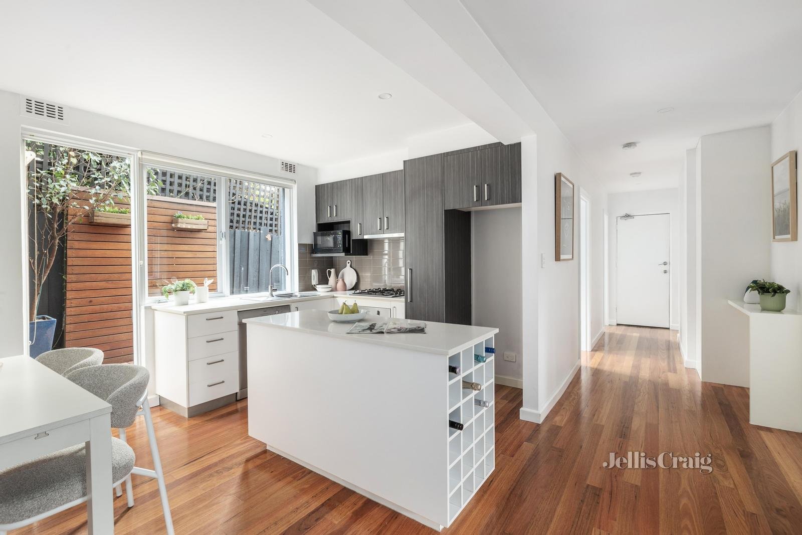 2/1 Rothesay Avenue, Elwood image 5