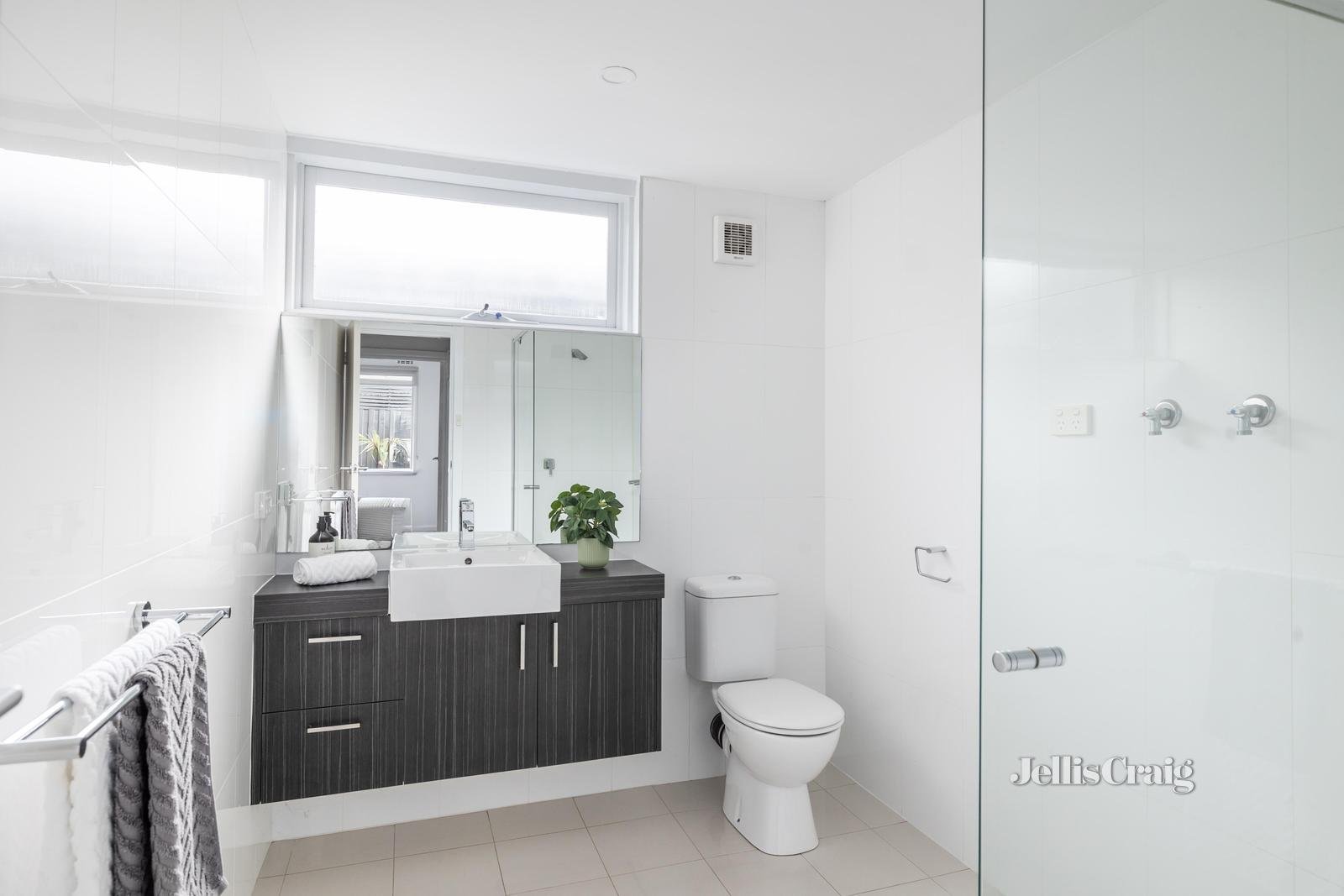 2/1 Rothesay Avenue, Elwood image 6