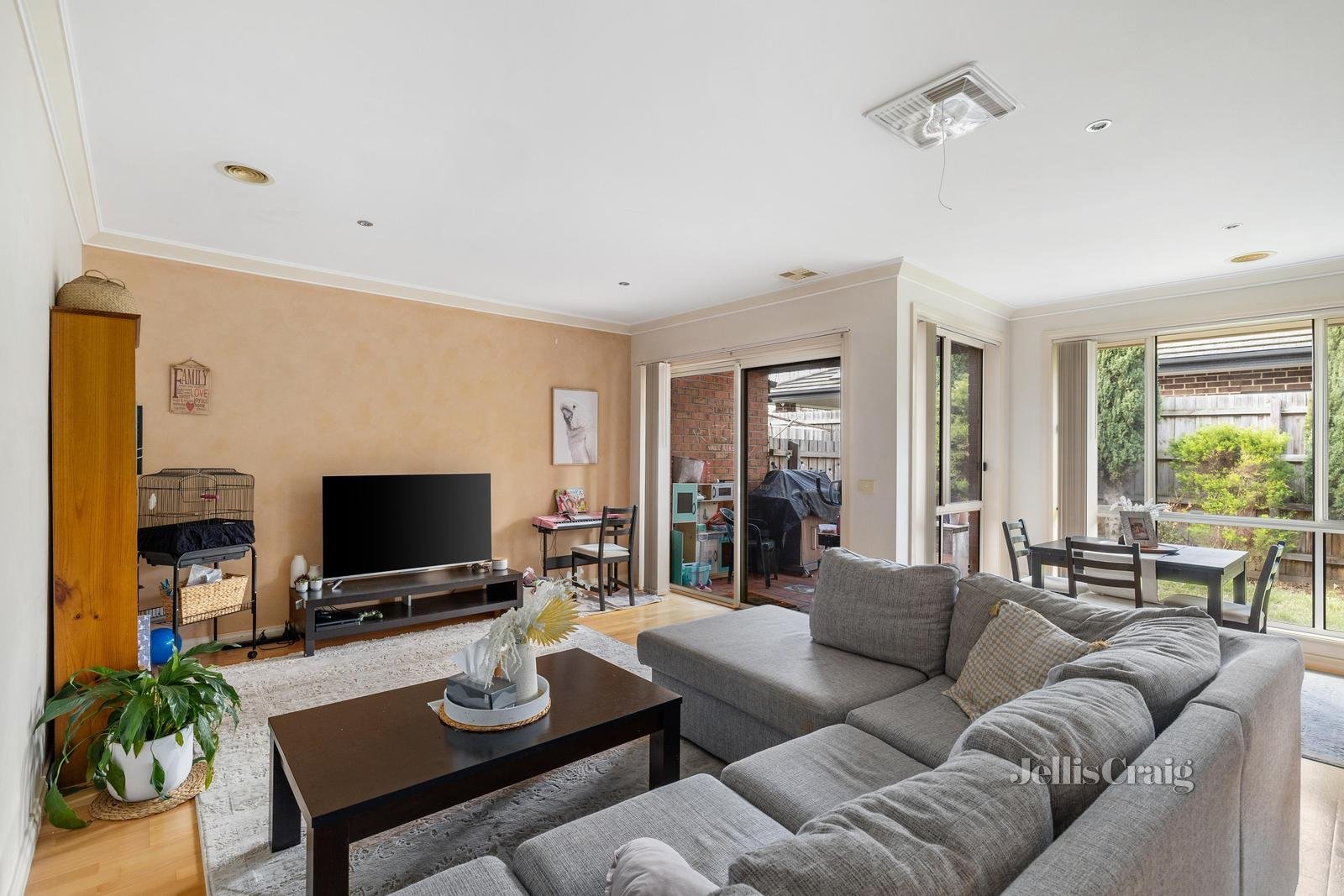 2/1 Sunburst Street, Oakleigh East image 2