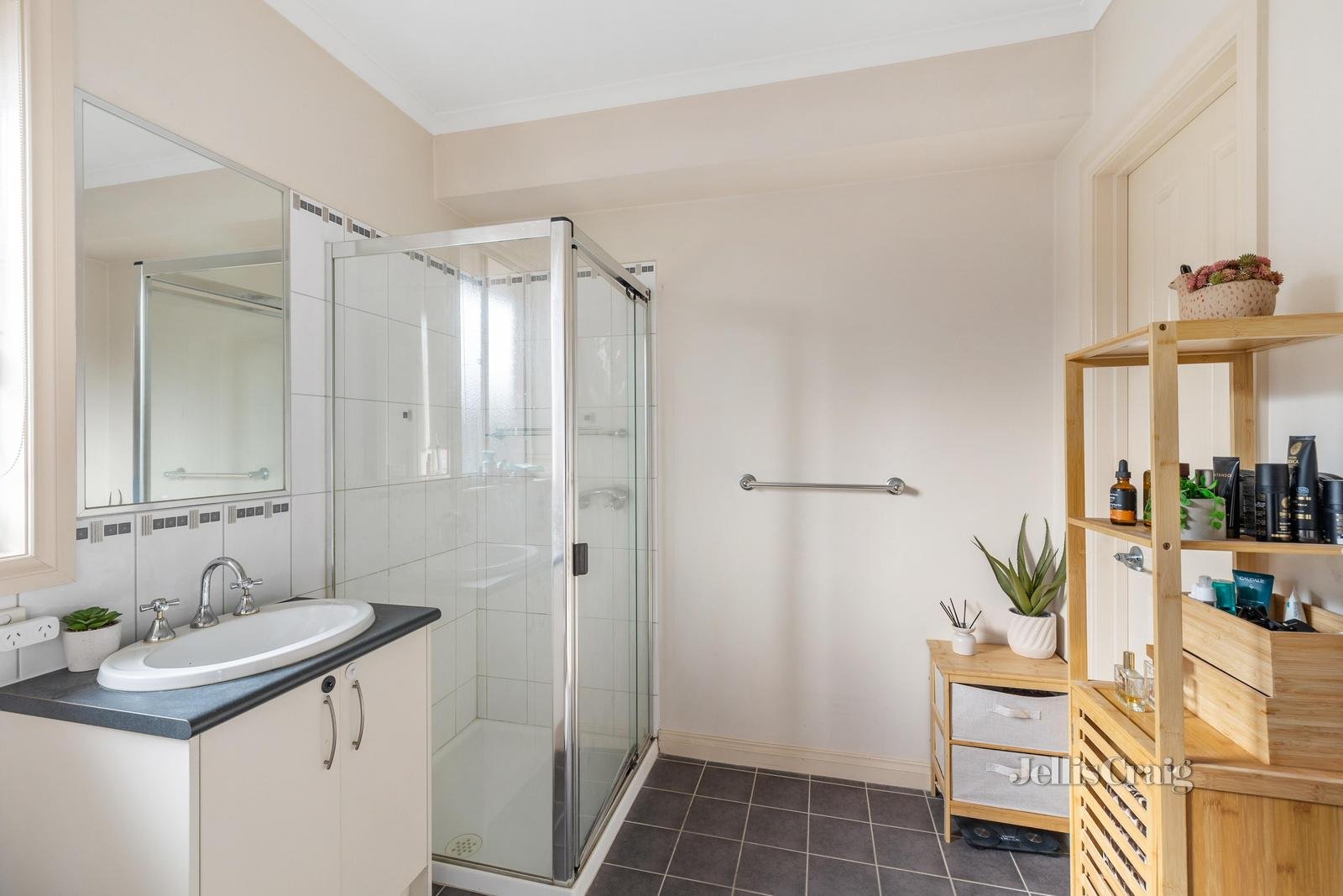 2/1 Sunburst Street, Oakleigh East image 5