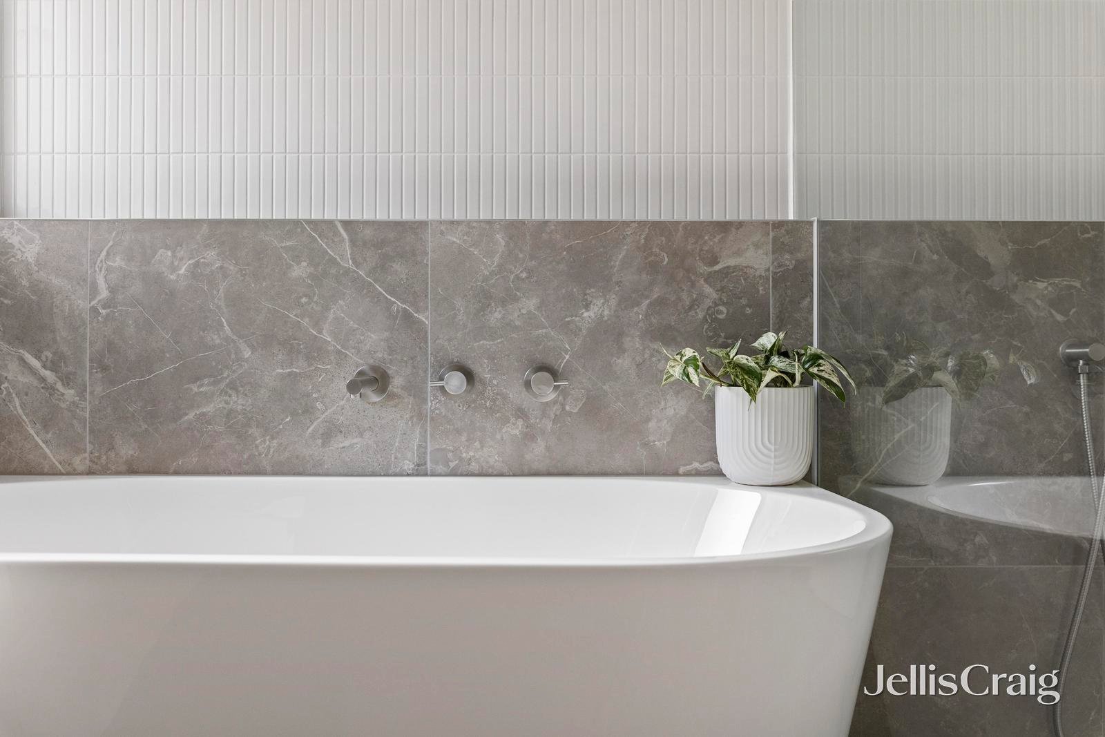 2/1 Sunset Drive, Heathmont image 9