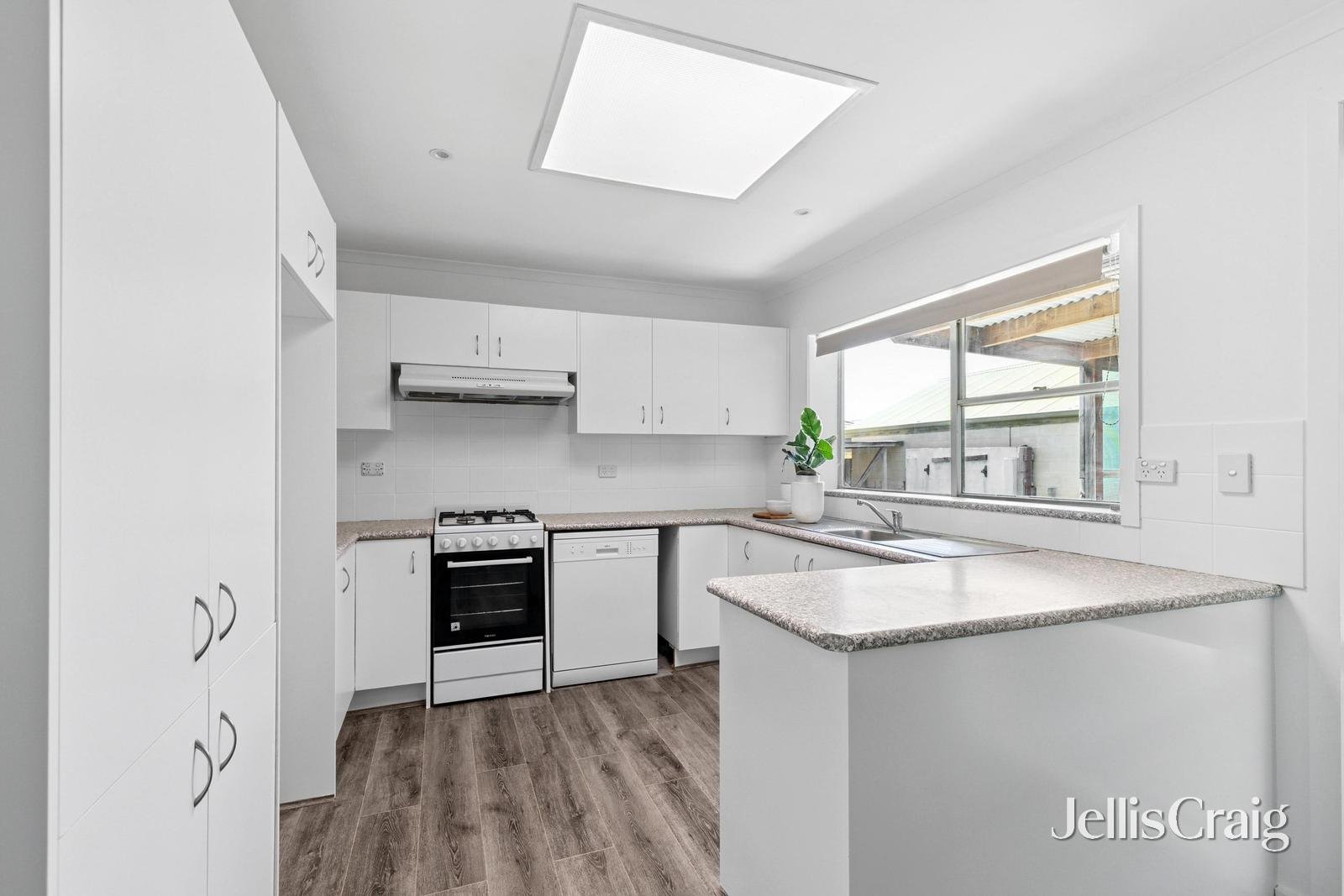 21 Titan Street, Whittington image 5