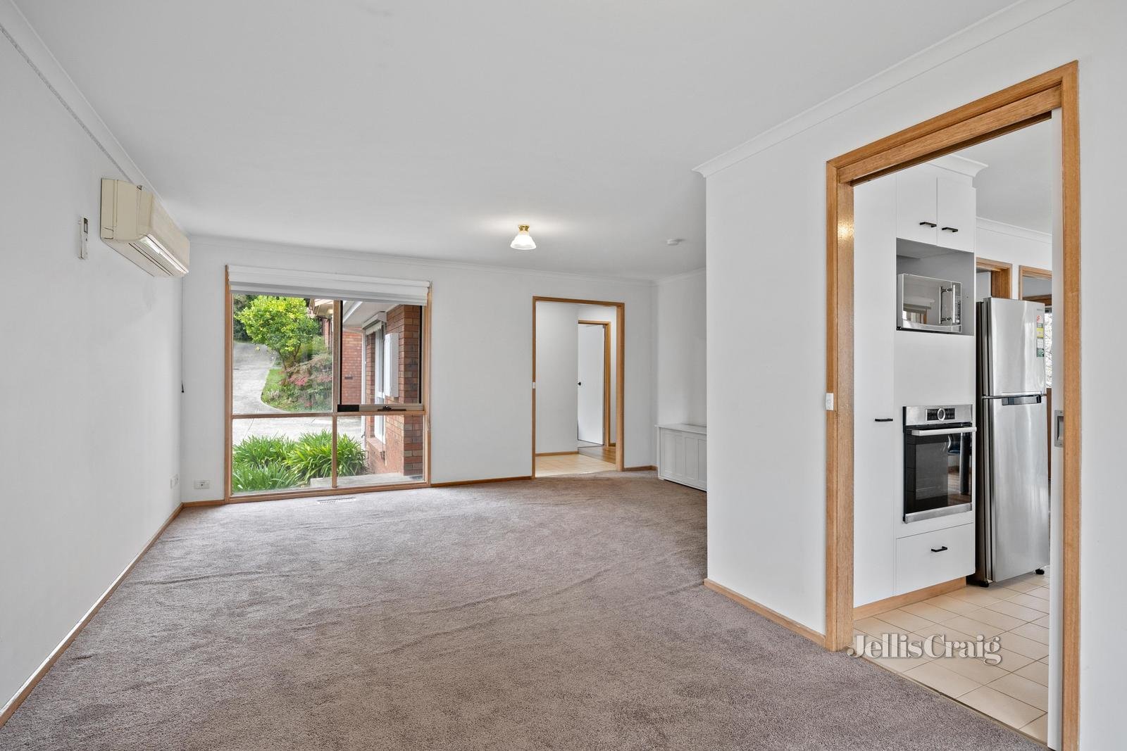 2/1 Wildwood Grove, Ringwood image 2