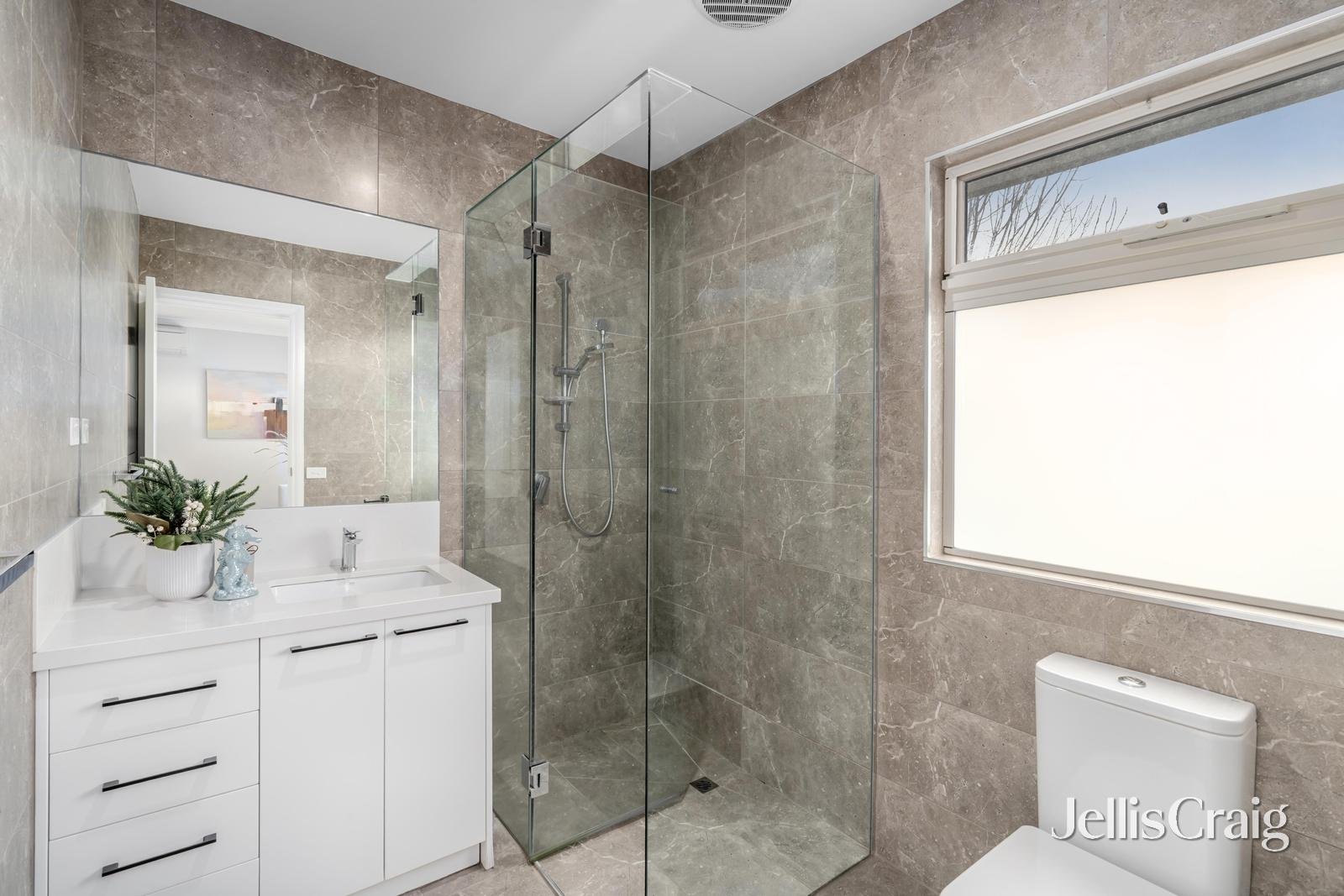2/1 Woolert Street, Ashwood image 9