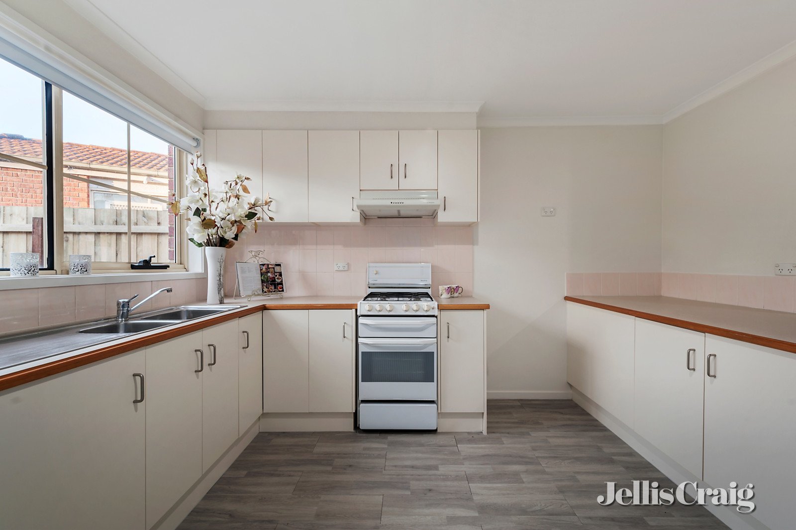 2/1 Wyrunga Street, Ringwood East image 2