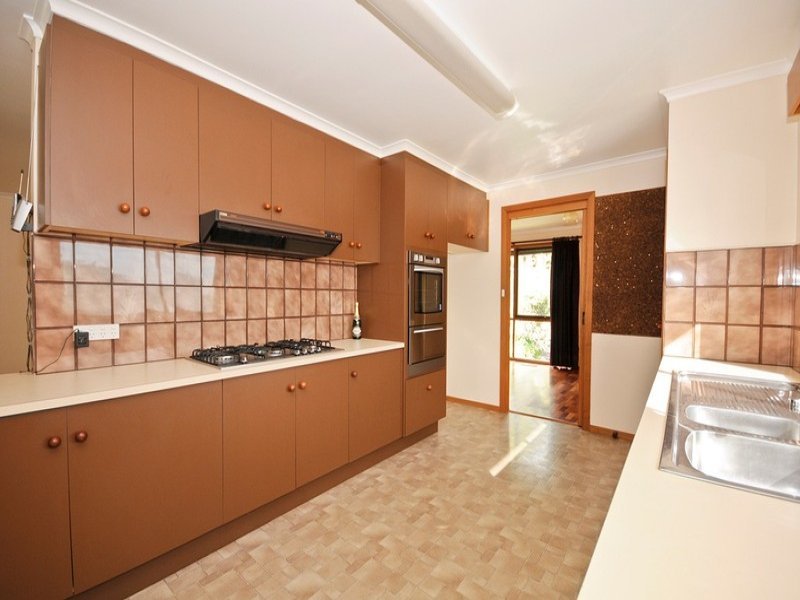 21 WYUNA Walk, Mooroolbark image 2