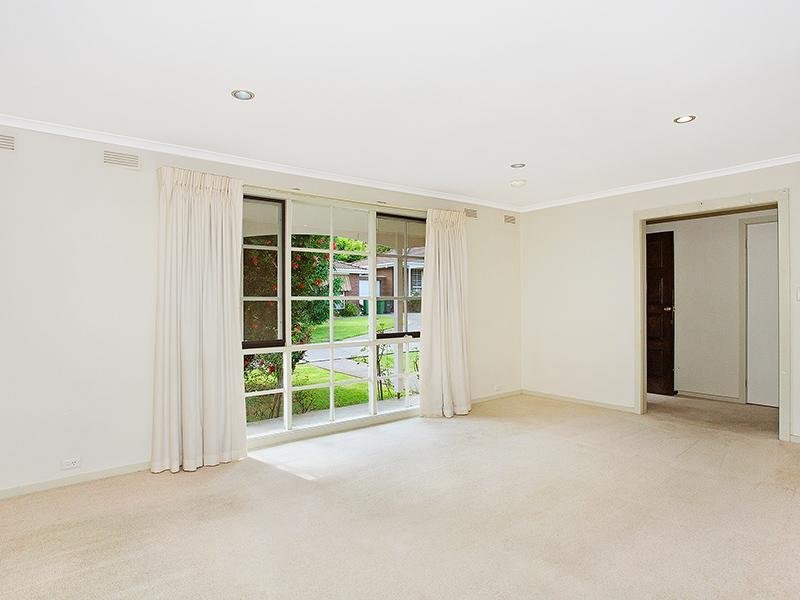 2/10 Alexandra Road, Ringwood East image 2