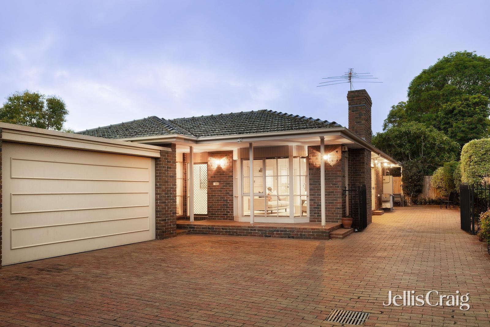 2/10 Athelstan Road, Camberwell image 1