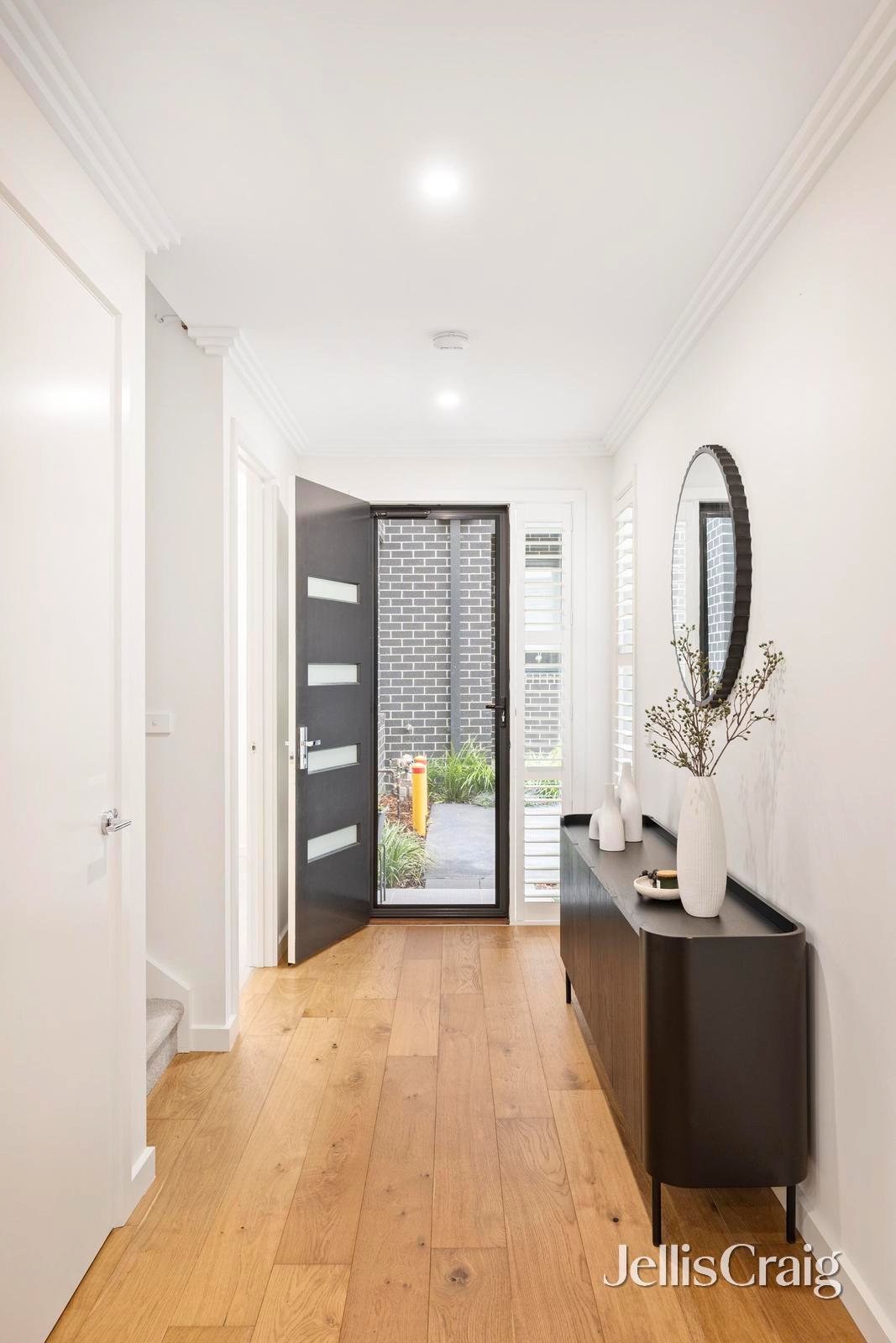 2/10 Churchill Road, Croydon image 2