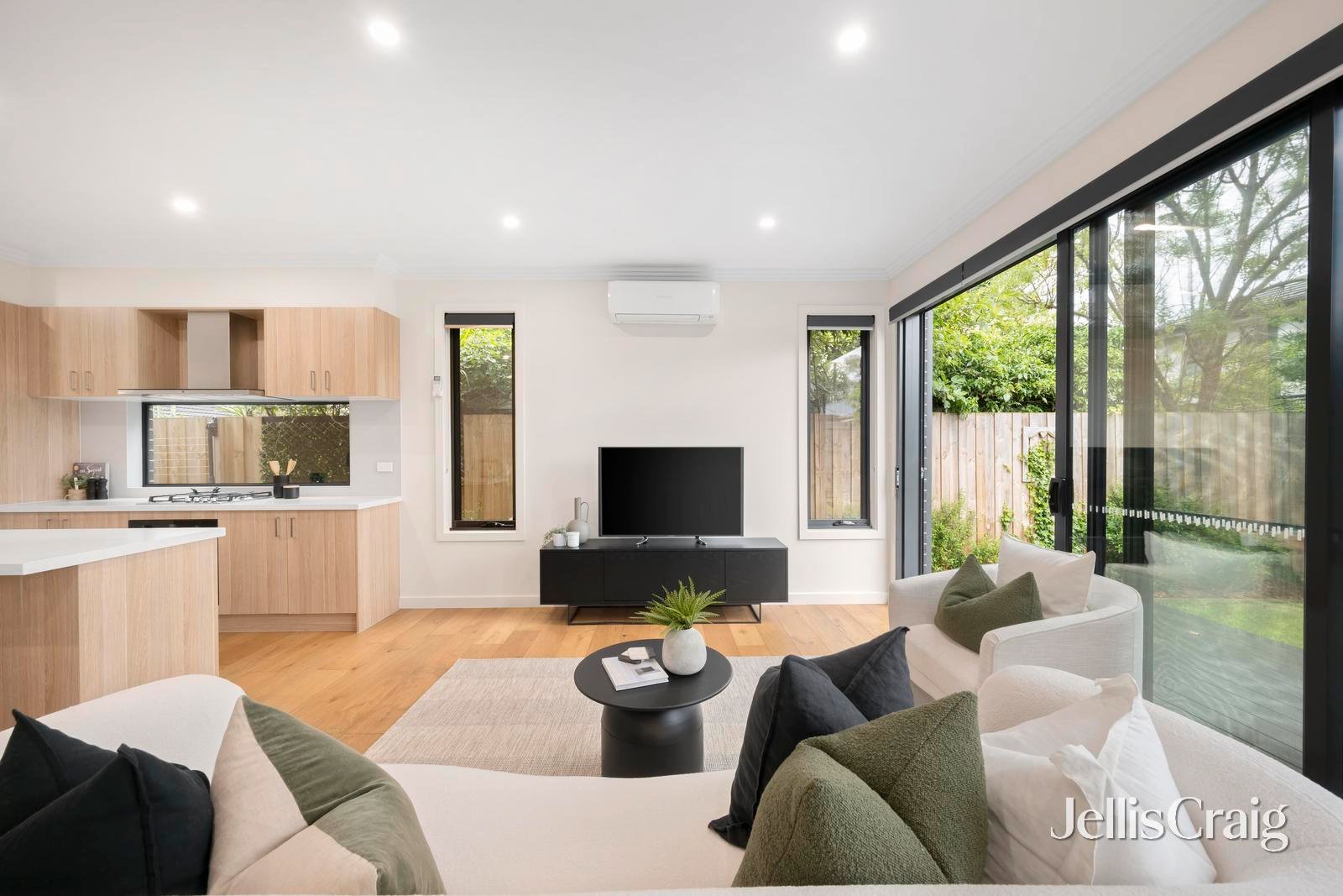 2/10 Churchill Road, Croydon image 4