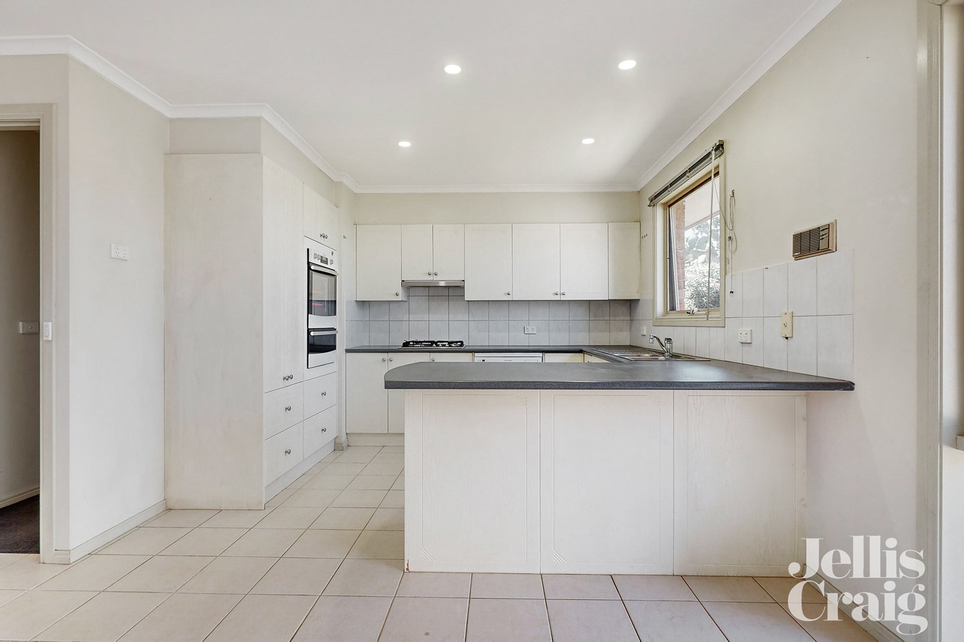 2/10 Denver Street, Bentleigh East image 2