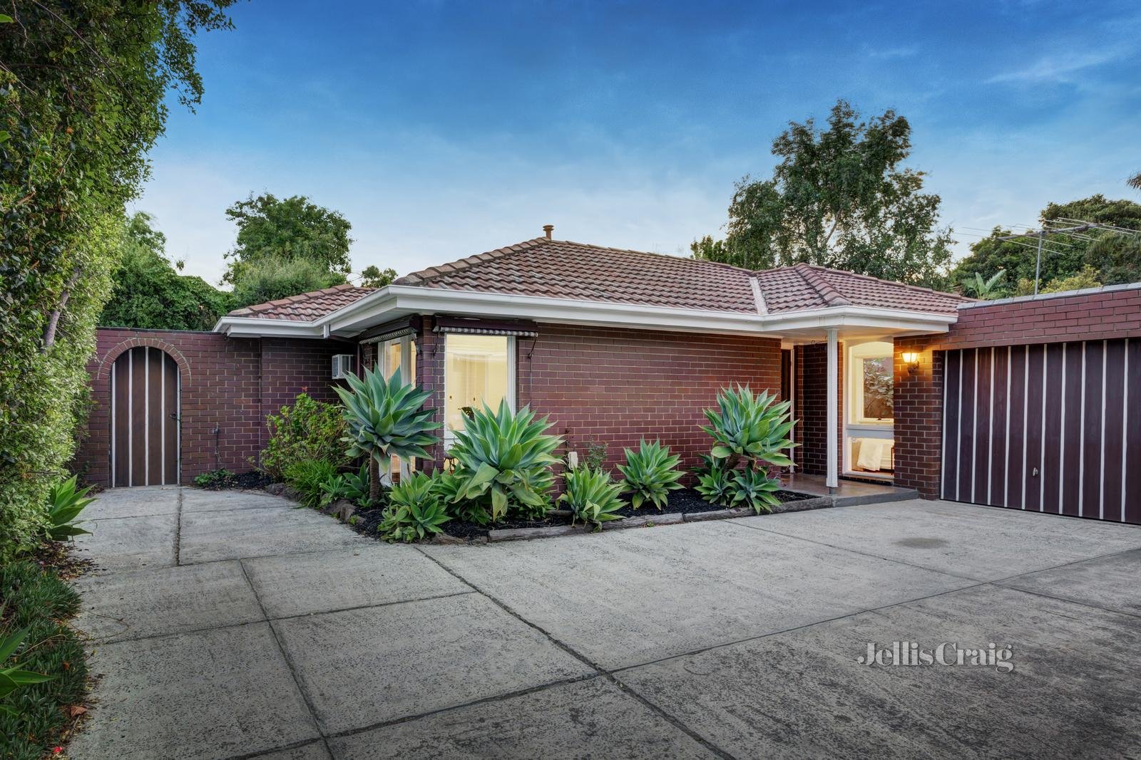 2/10 Hillcrest Avenue, Highett image 1