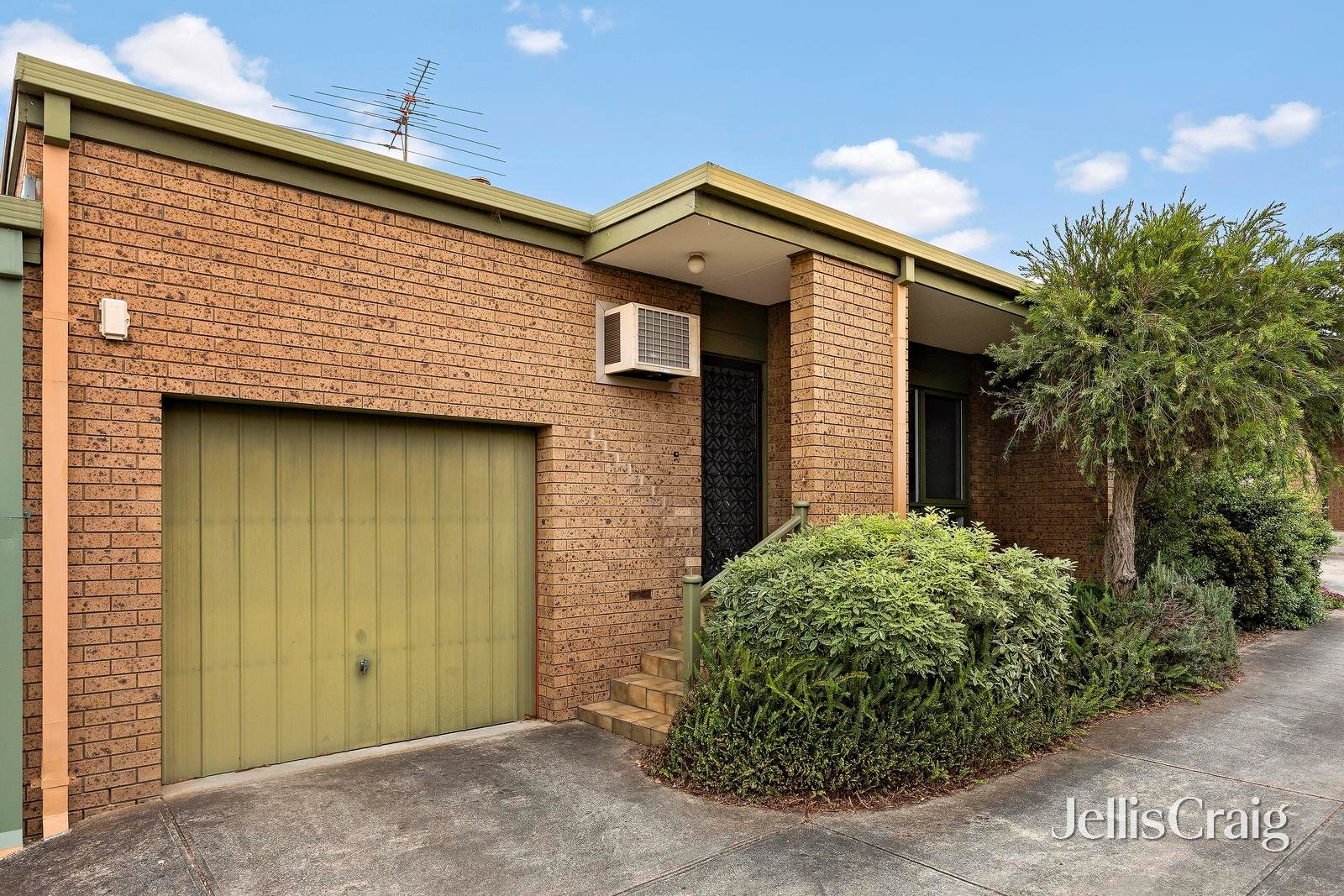 2/10 Laluma Street, Essendon image 1