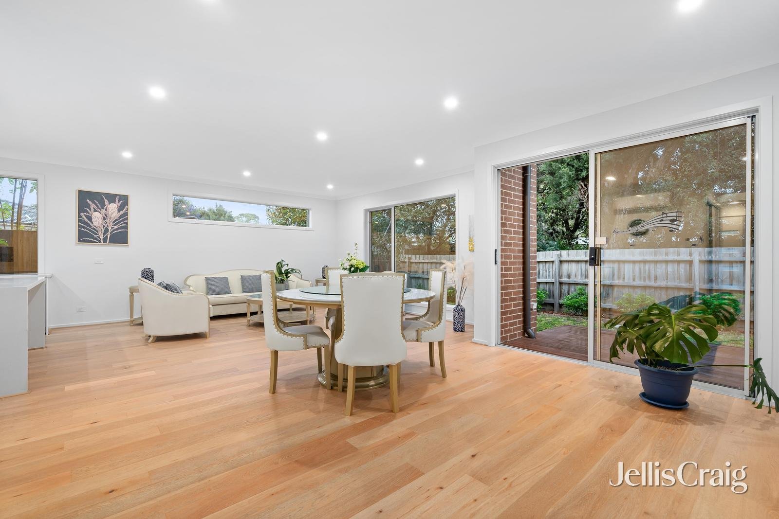 2/10 Morocco Court, Glen Waverley image 3