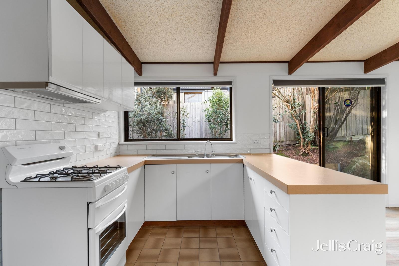 2/10 Natimuk Street, Greensborough image 4