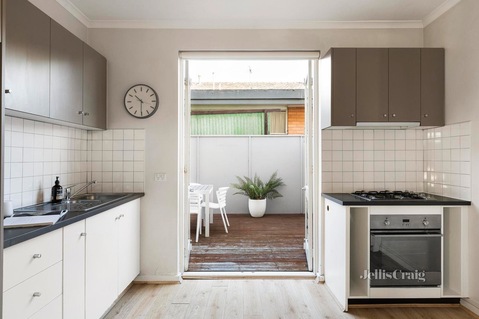 2/10 Normanby Avenue, Thornbury image 3