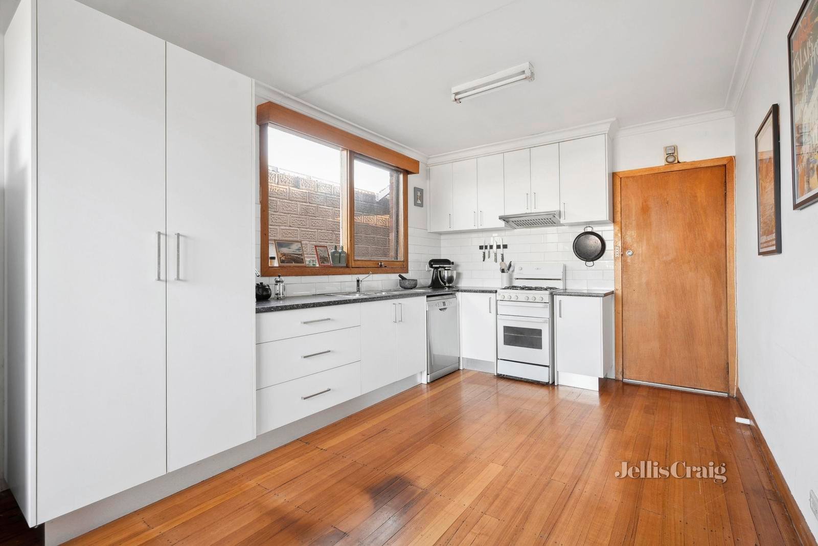 2/10 Philip Street, Manifold Heights image 5