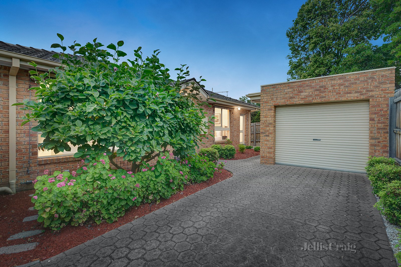 2/10 Wahroongaa Road, Murrumbeena image 3