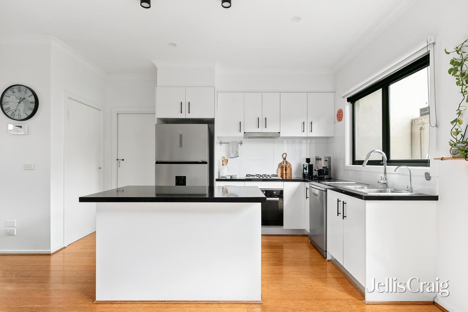 2/101 Millers Road, Altona North image 4