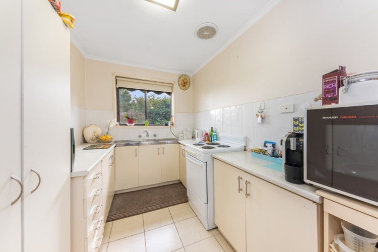 2/101 Roslyn Road, Belmont image 3