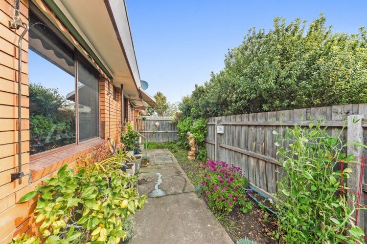 2/101 Roslyn Road, Belmont image 7