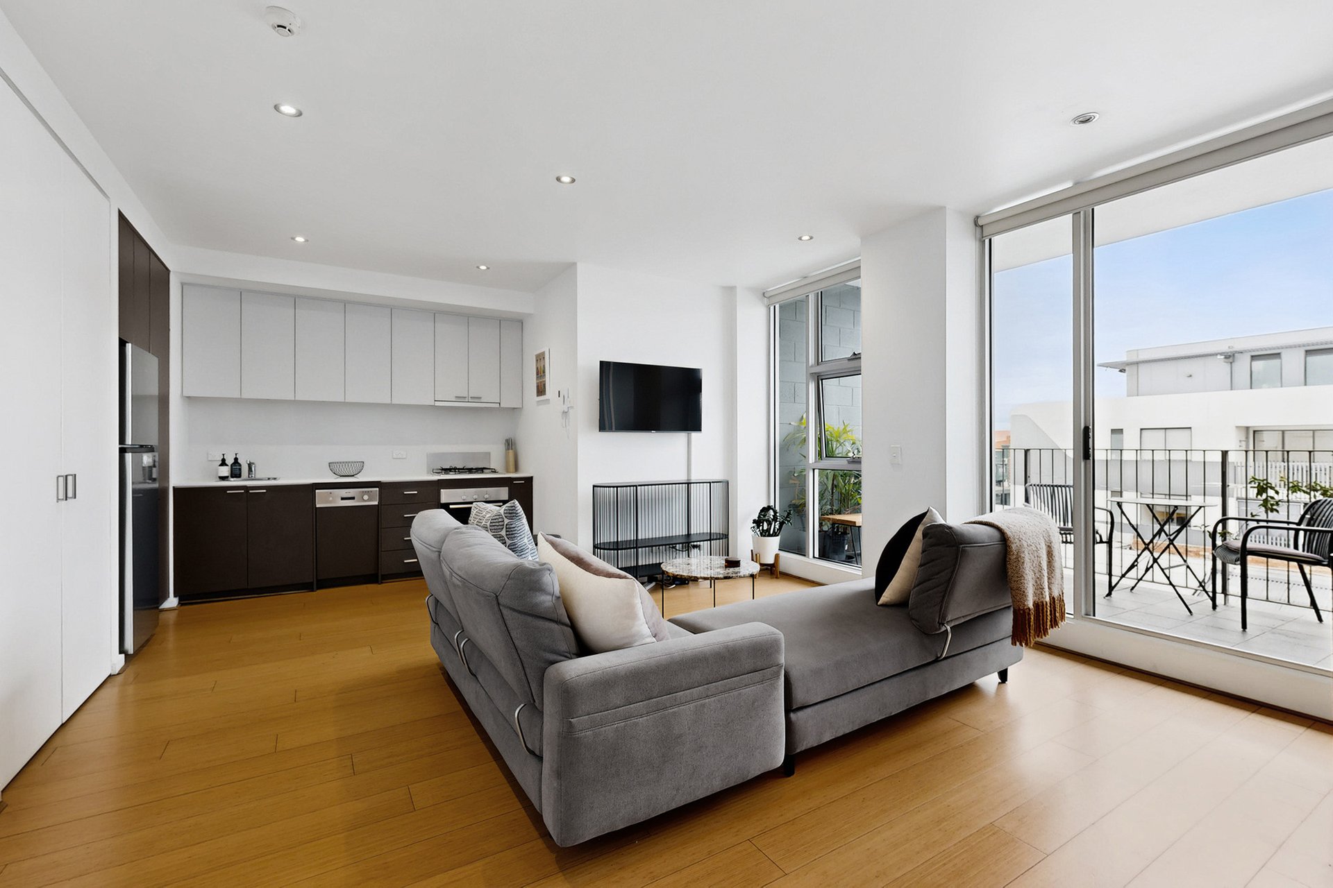 210/122 Ormond Road, Elwood image 2