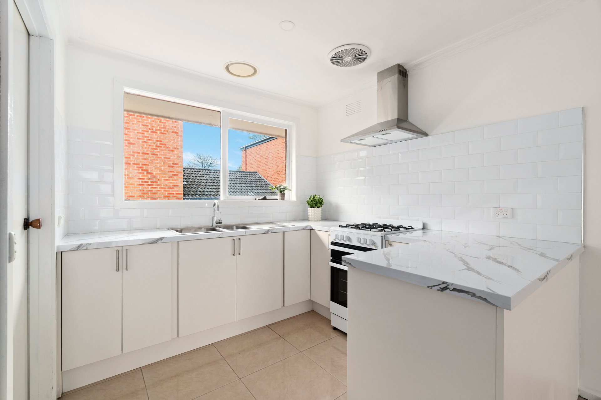 2/102 Dublin Road, Ringwood East image 2