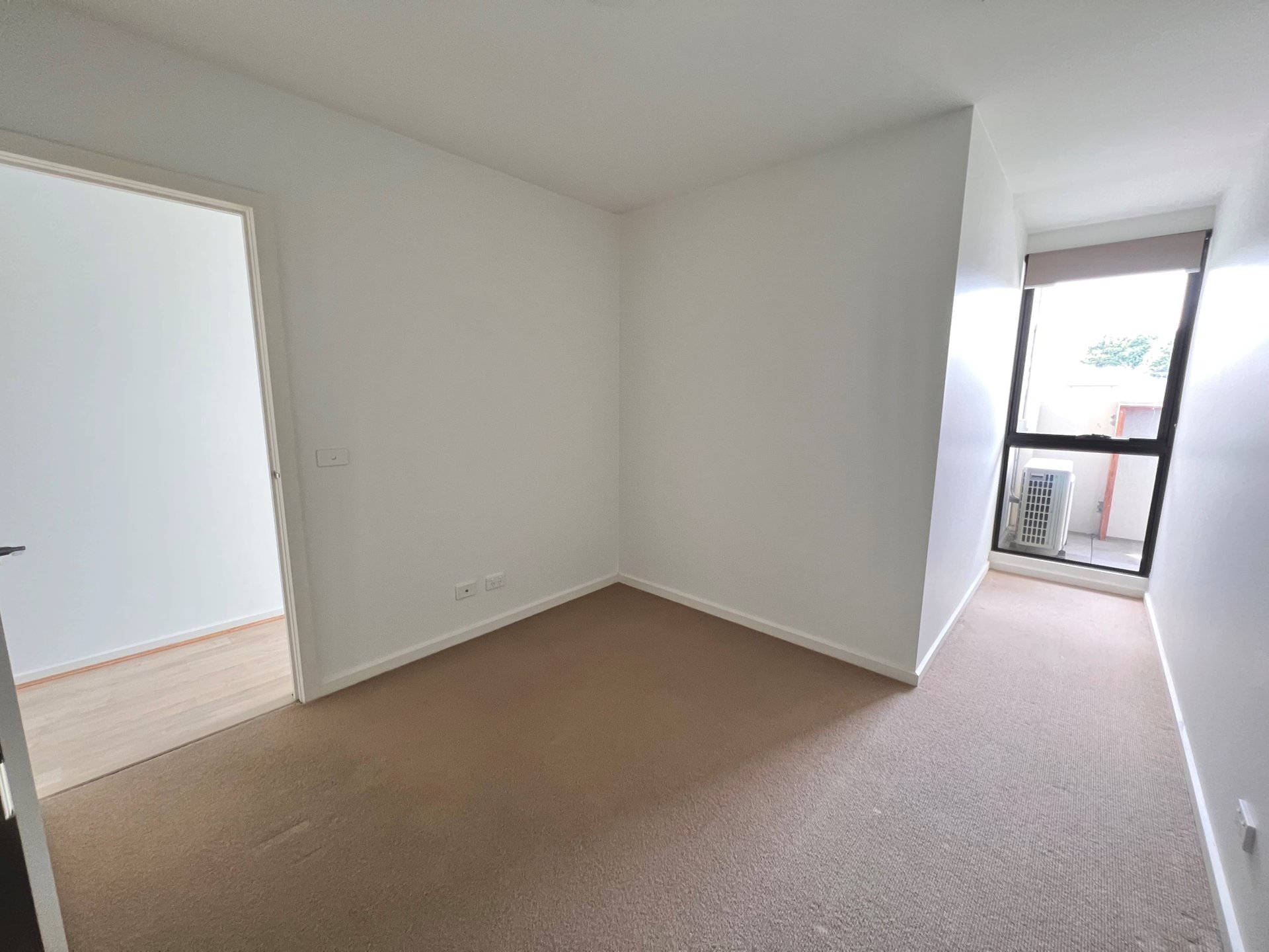 210/296 Middleborough Road, Blackburn image 7