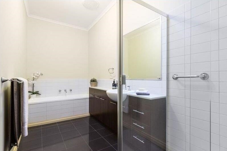 2/1038 Doncaster Road, Doncaster East image 5