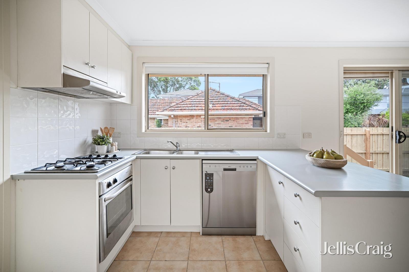 2/104 Chute Street, Mordialloc image 3