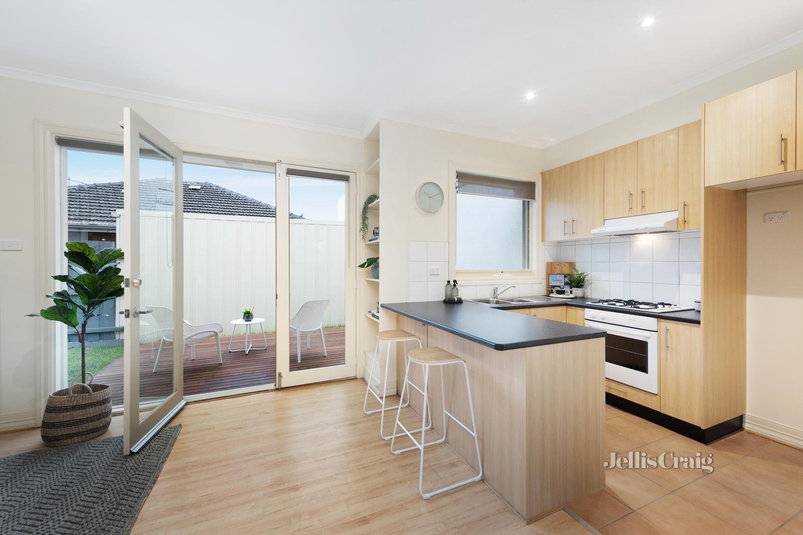 2/104 Parkmore Road, Bentleigh East image 3