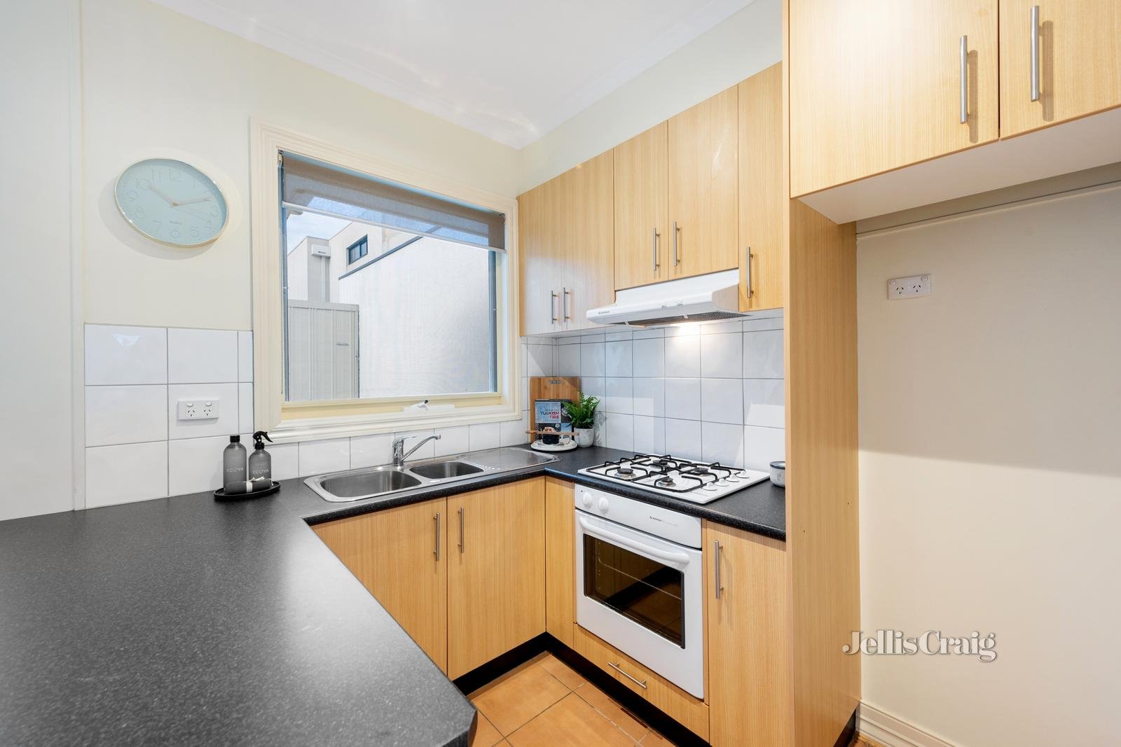 2/104 Parkmore Road, Bentleigh East image 4