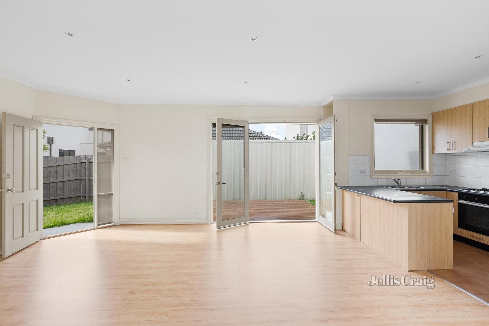 2/104 Parkmore Road, Bentleigh East image 4