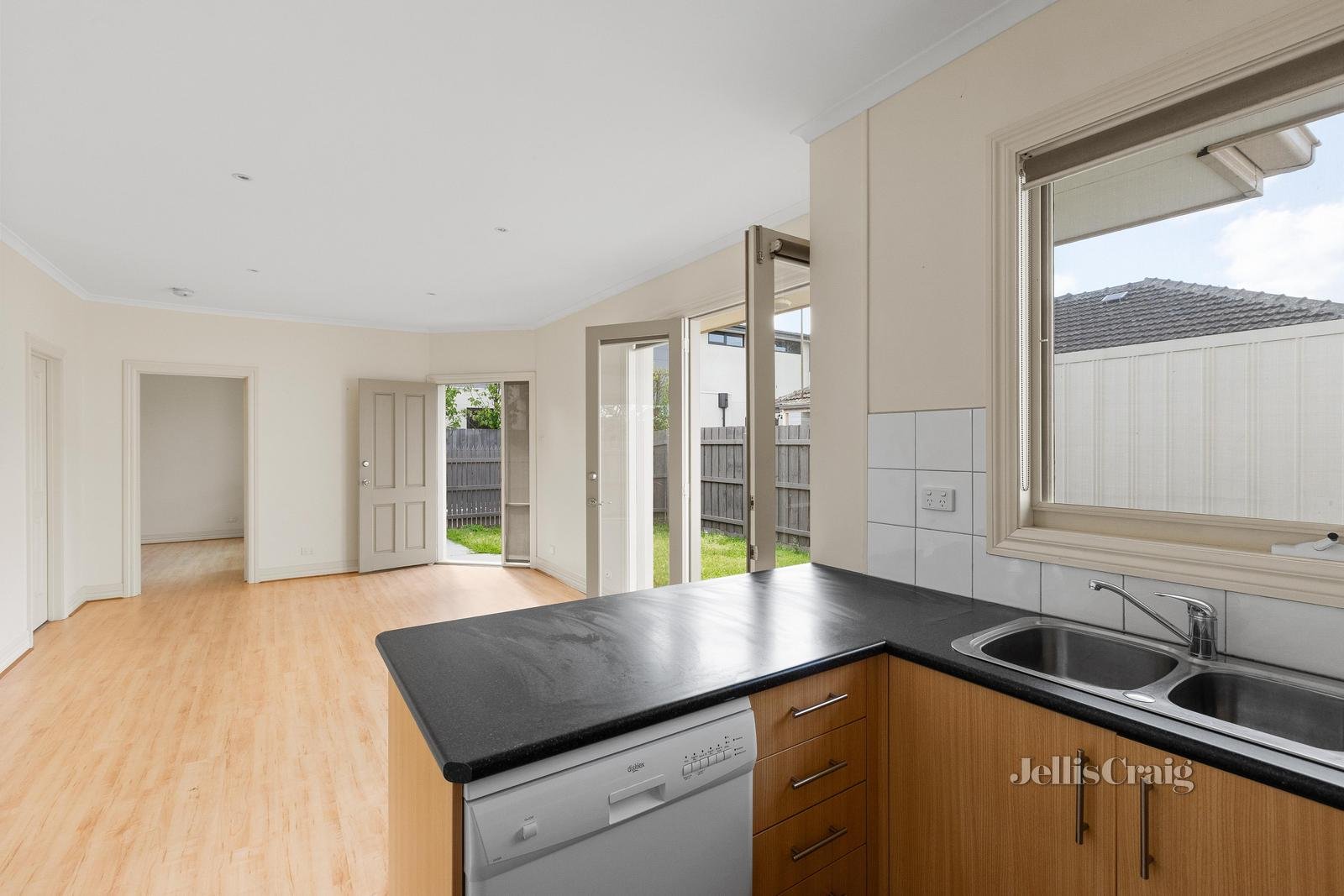 2/104 Parkmore Road, Bentleigh East image 5