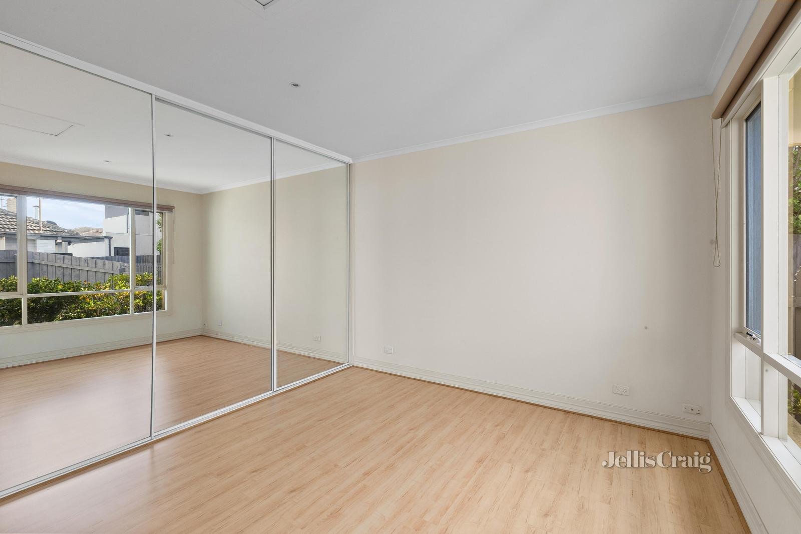 2/104 Parkmore Road, Bentleigh East image 7