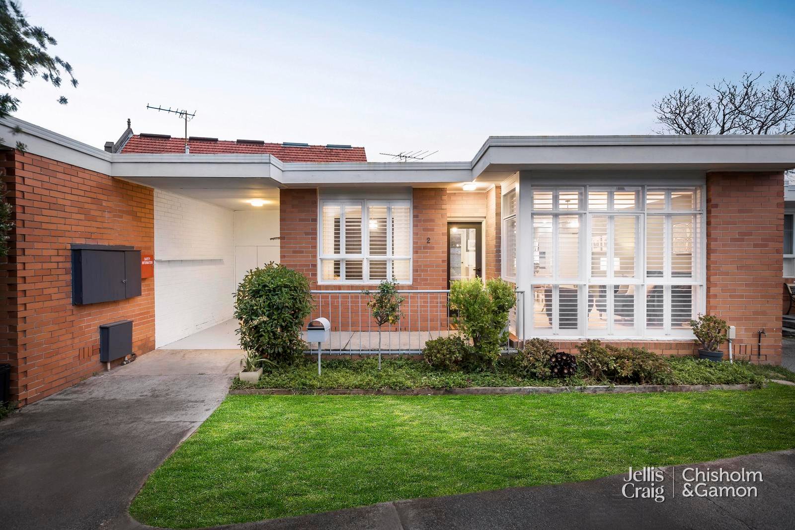 2/105 Cochrane Street, Brighton image 1