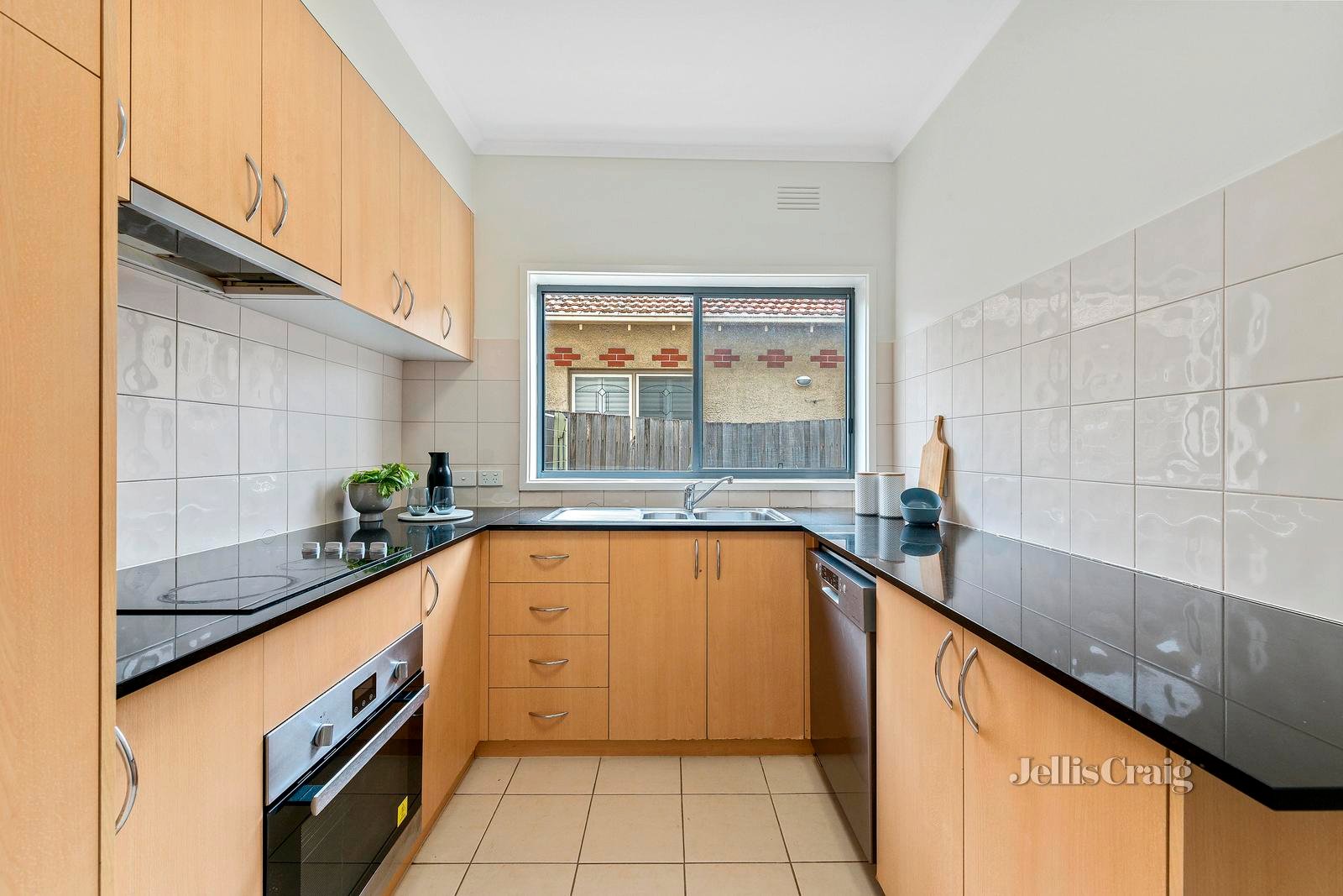 2/10A Eddys Grove, Bentleigh image 4