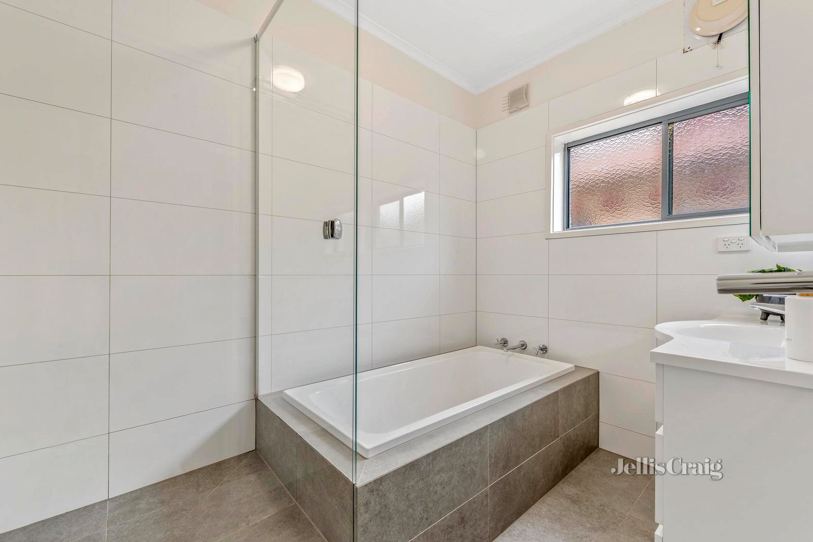 2/10A Eddys Grove, Bentleigh image 8