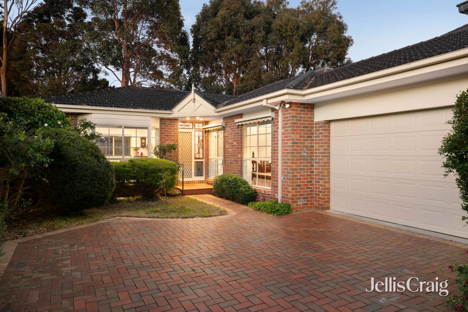 2/11 Arthurson Street, Mount&nbsp;Waverley image 1