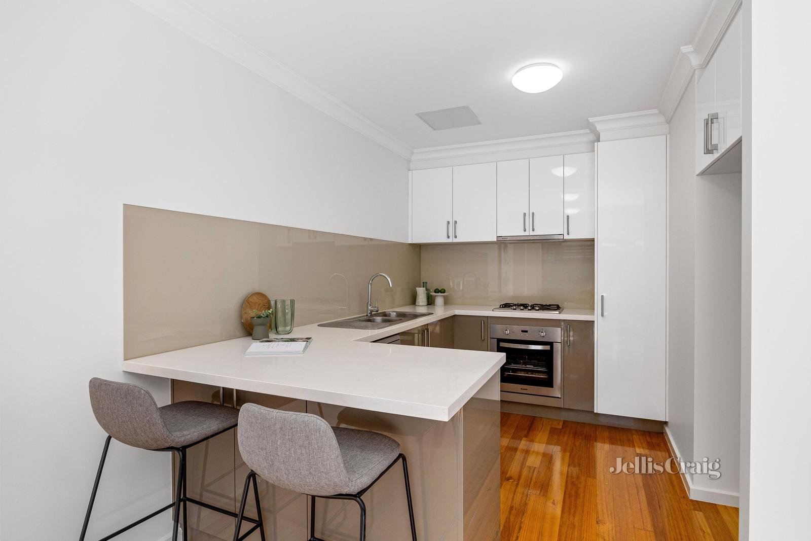 2/11 Church Street, Mitcham image 3