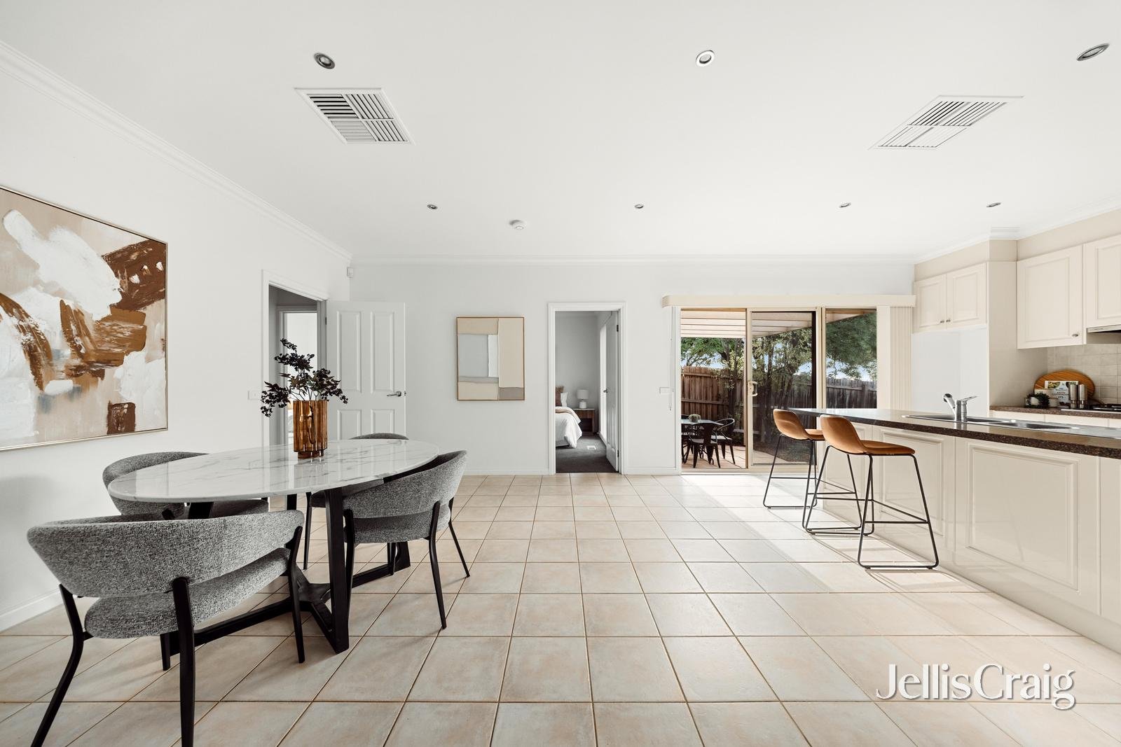 2/11 Curlew Court, Doncaster image 3