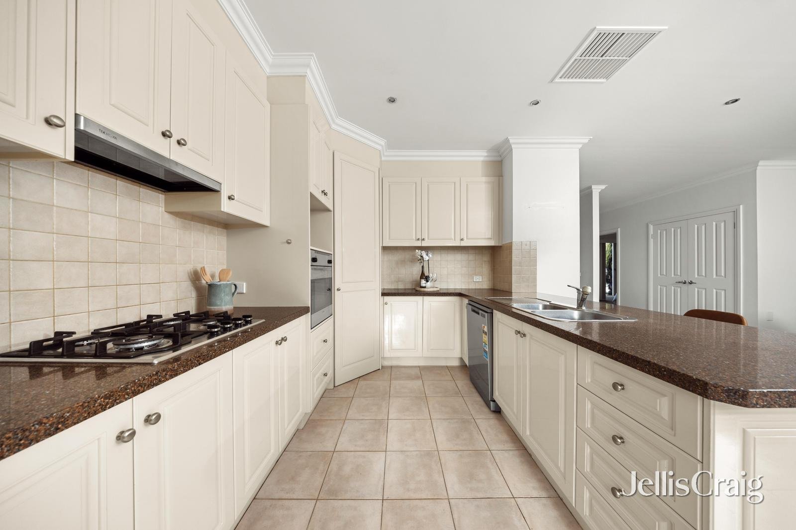 2/11 Curlew Court, Doncaster image 5