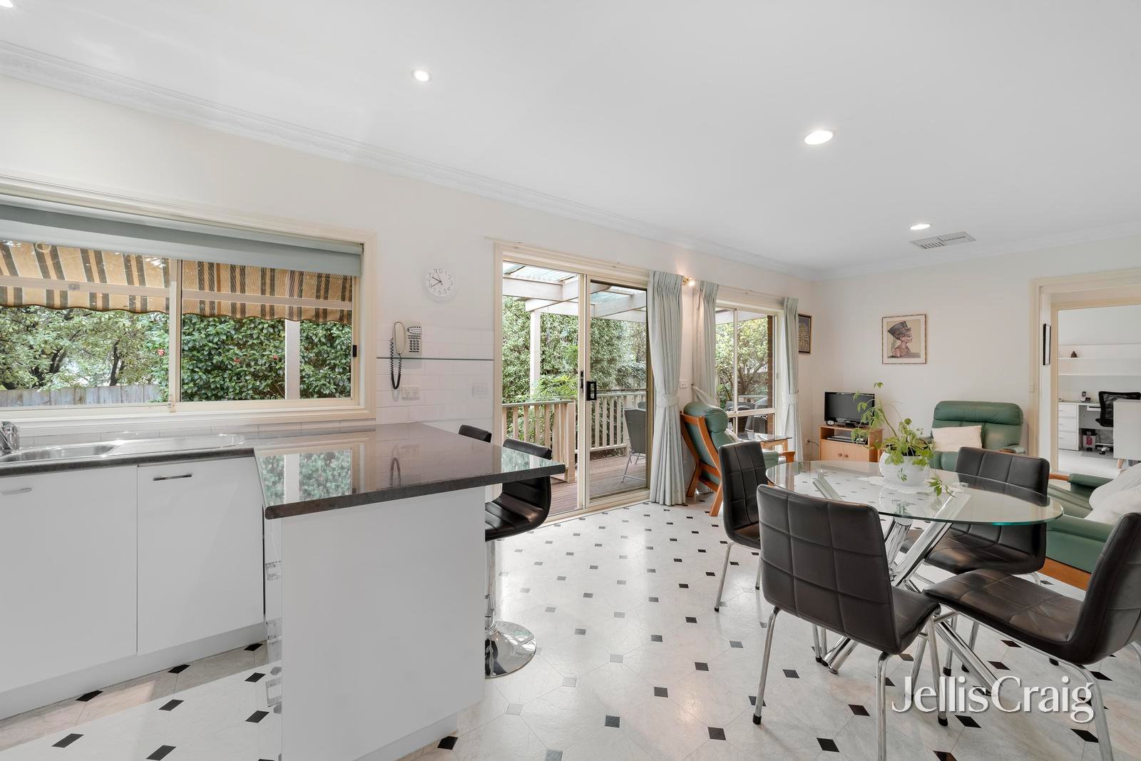 2/11 Hedge End Road, Mitcham image 3
