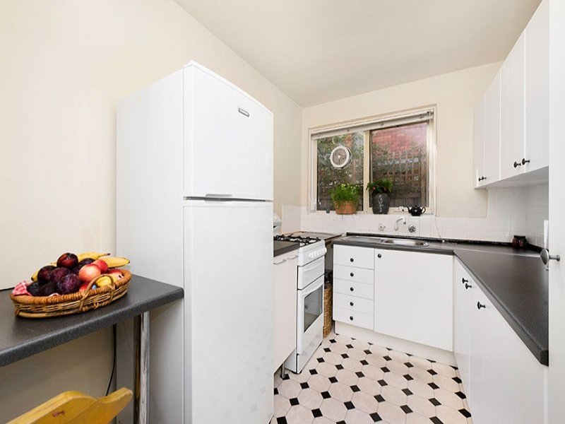 2/11 Henry Street, Hawthorn image 3