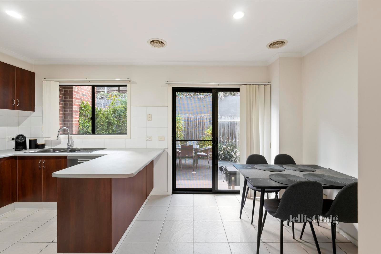 2/11 King Street, Bayswater image 3