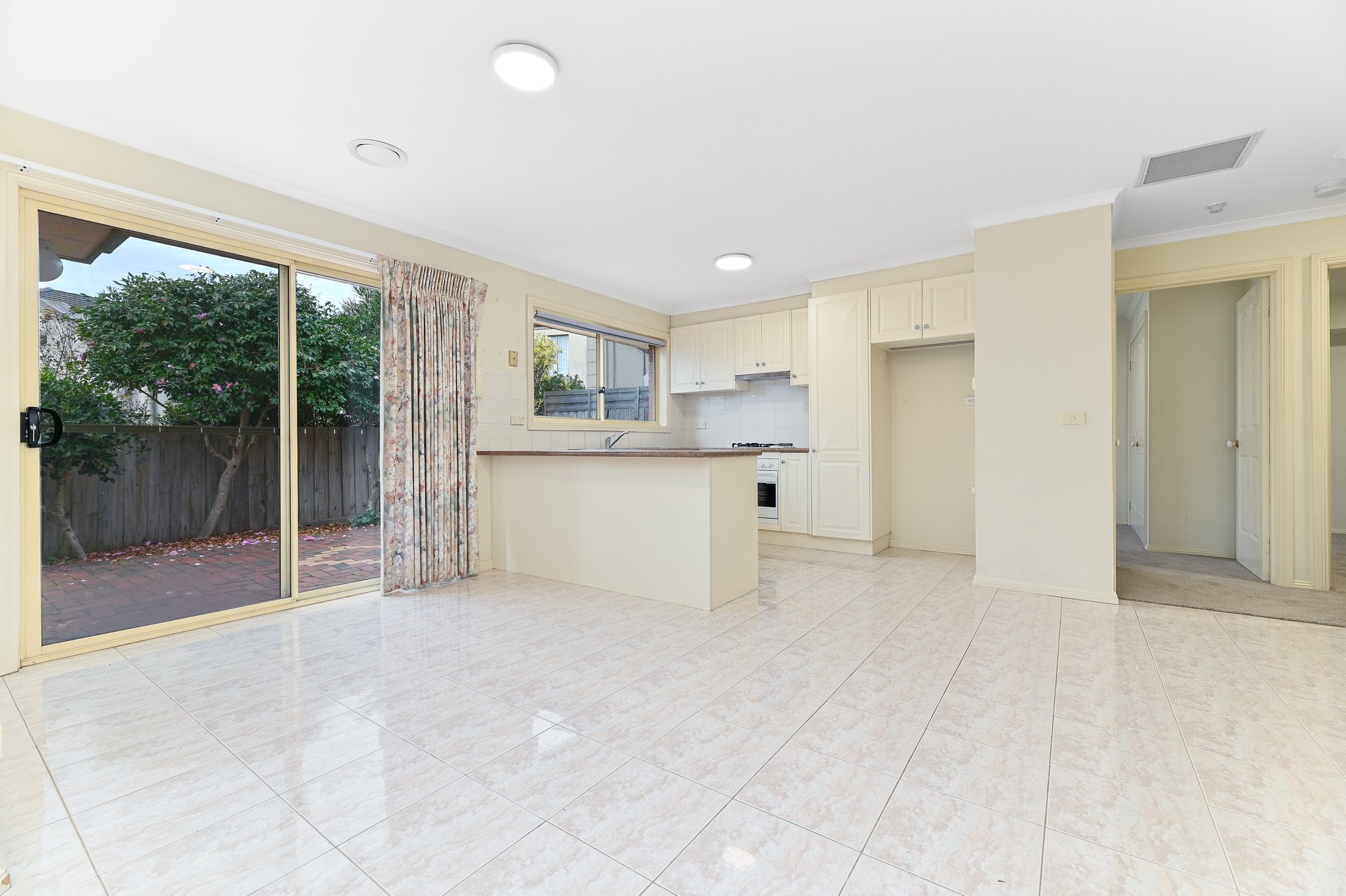 2/11 Kwinana Street, Glen&nbsp;Waverley image 2