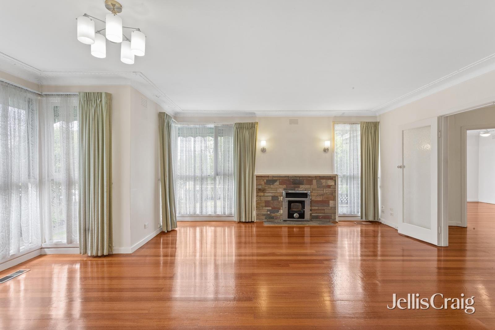 211 Lawrence Road, Mount Waverley image 2