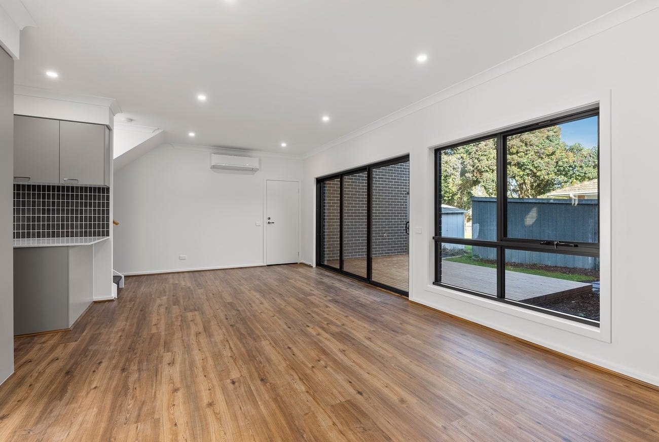 2/11 Paul Street, Doncaster image 2