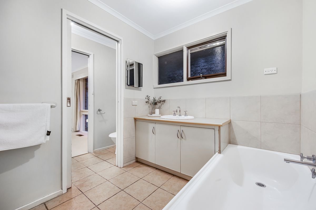 2/11 Regent Street, Mount Waverley image 6