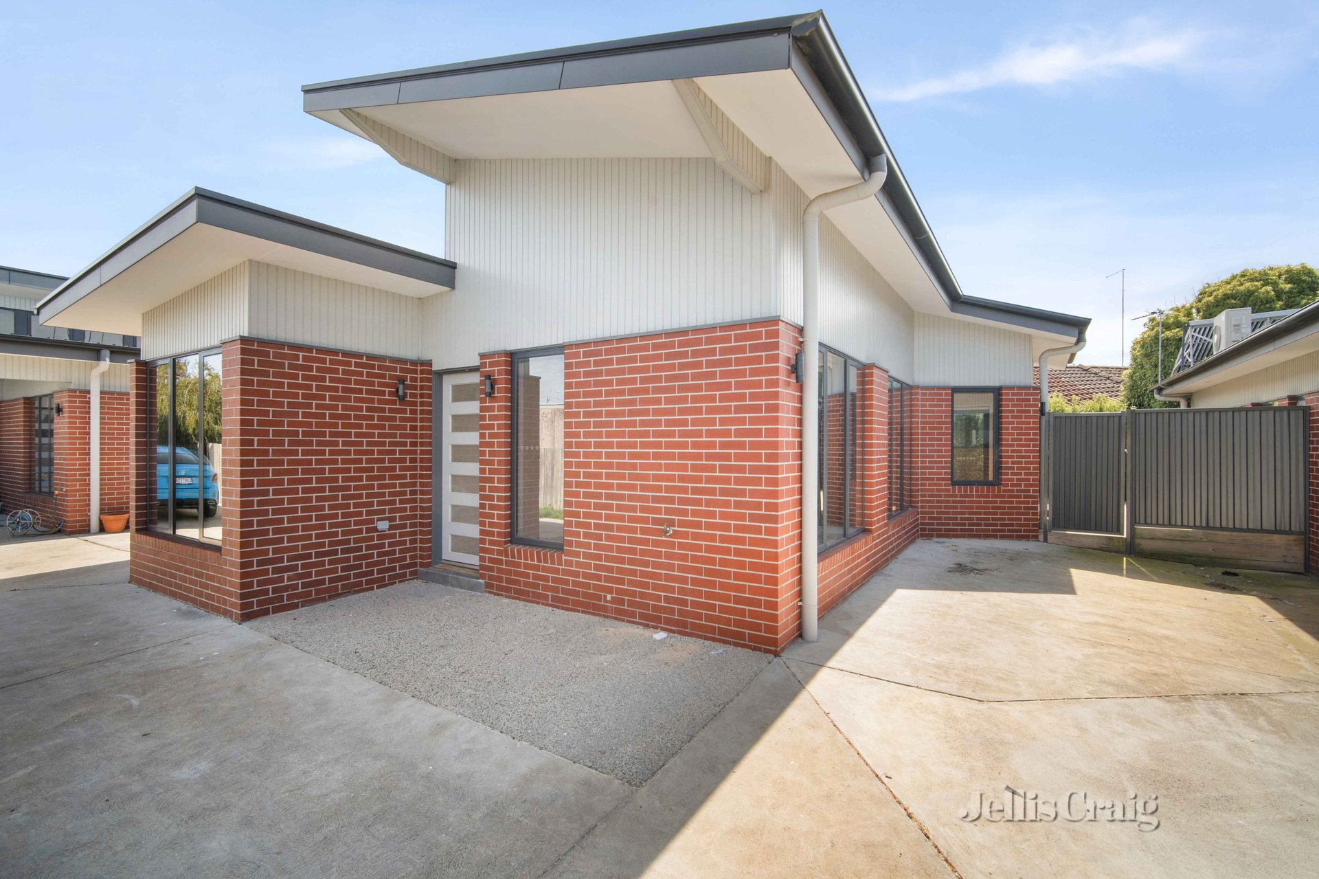 2/11 Walton Street, Wendouree image 1